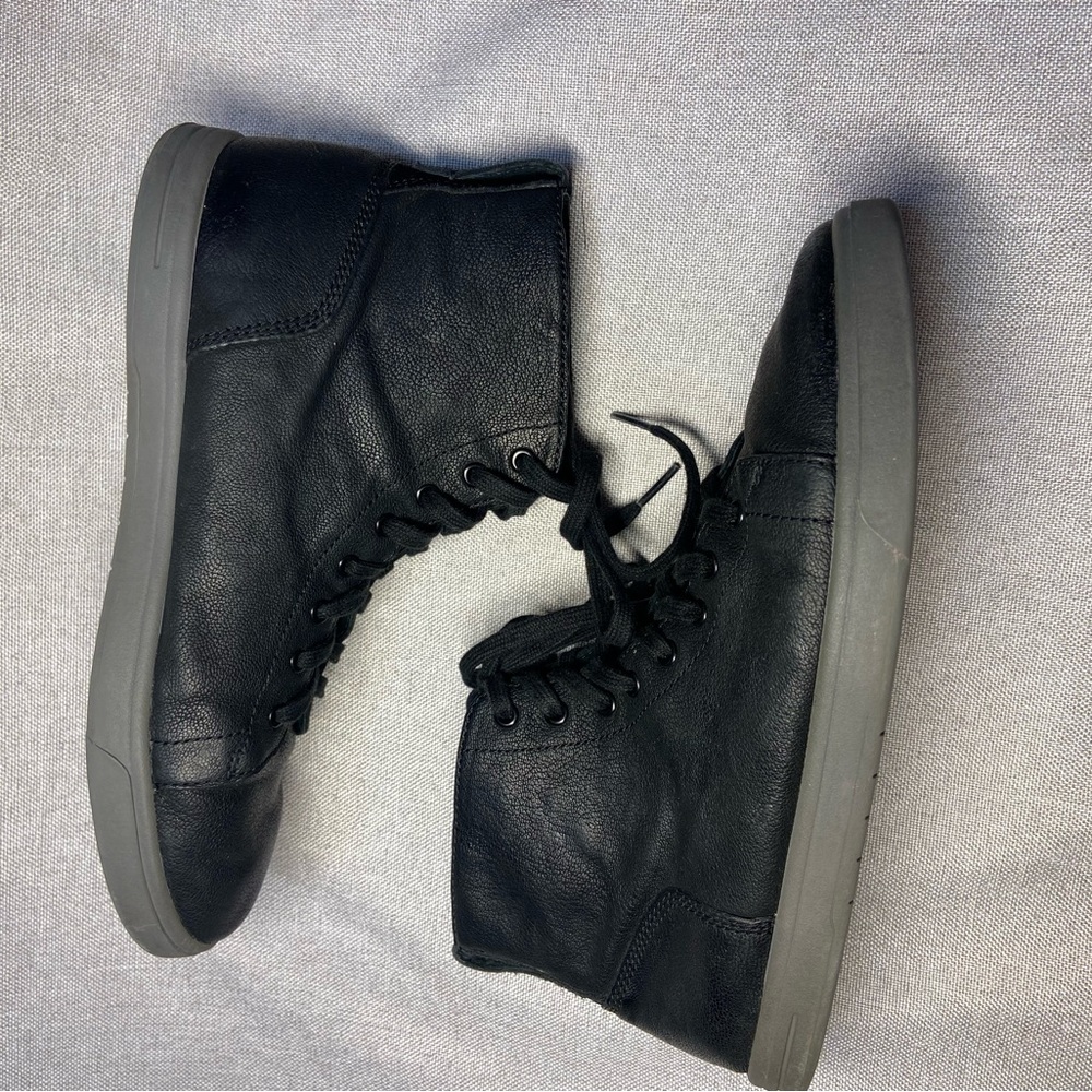 - UGG Men’s Leather Black Lace-up Sneakers Size 8,5